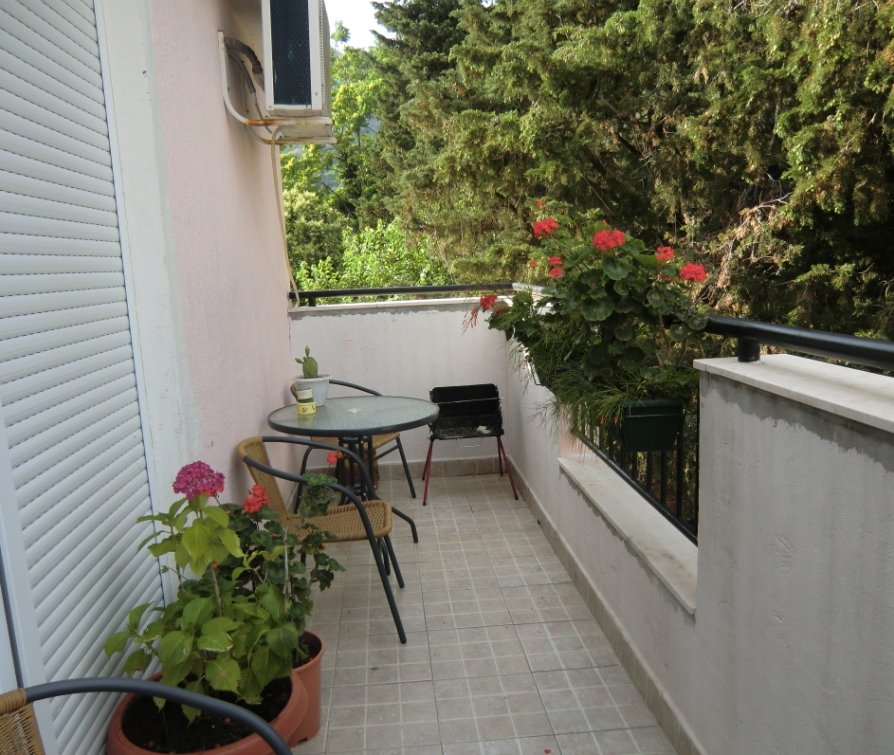 Baosici: Two Storey Apartment Near the Waterfront Montenegro<br><br><p>For sale is a two-level apartment with an area of 95 m2 in a small apartment building on 