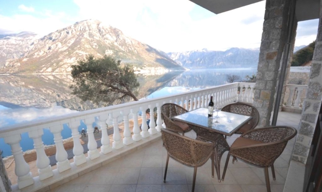 Kostanica: Villa in Kostanica<br><br><p>Luxurious villa for sale in a complex surrounded by forests. Villa has a gorgeous view of the sea, the town of Perast and 