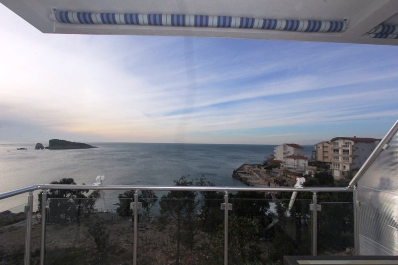 House with pool on the first line<br><br><p>House for sale with a pool on the front line in the village of Utjeha. The house is situated at only 30 me