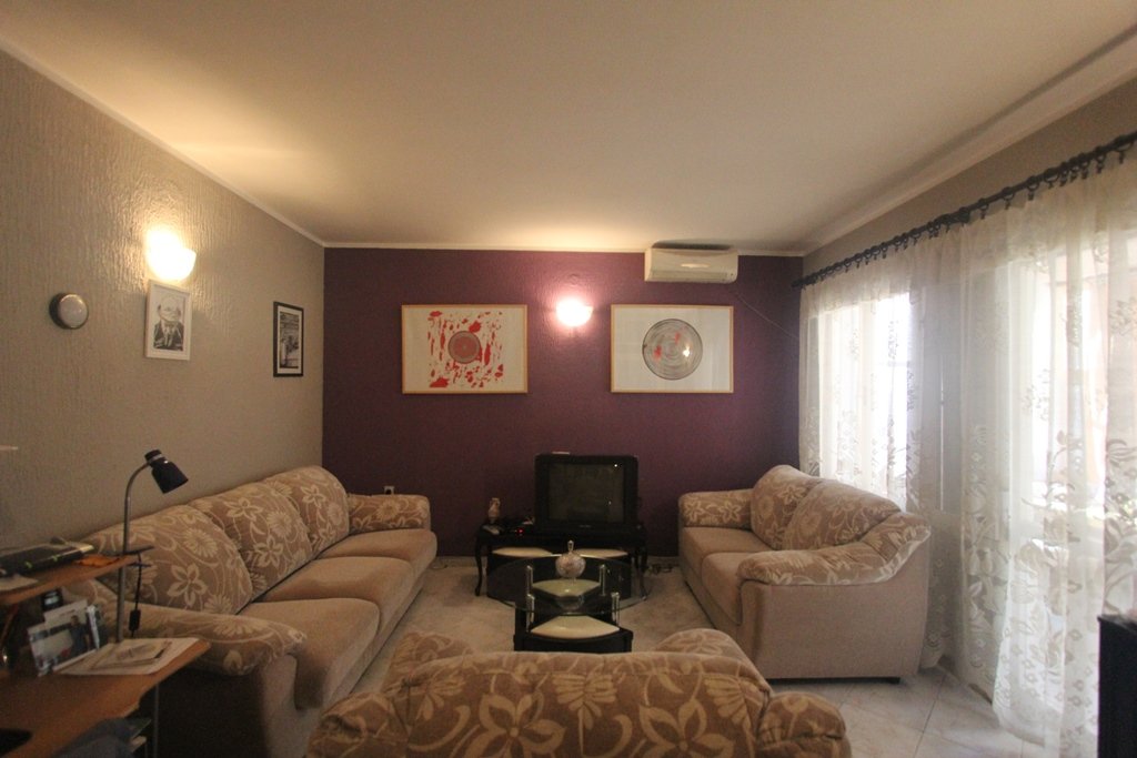 Tivat: House in Tivat<br><br><p>House for sale in Tivat, Mrcevac village. The house has 6 bedrooms, living room with kitchen, 5 bathrooms and a terrace, and  