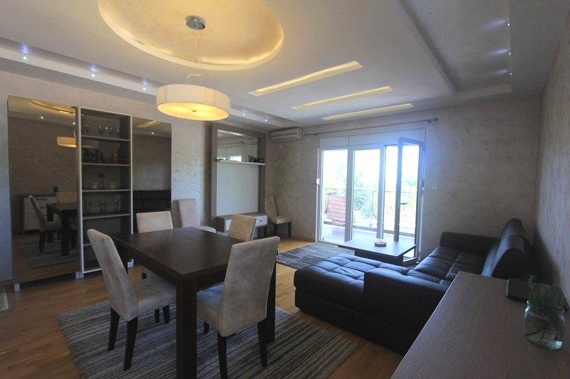 Kotor: House in Krimovica<br><br><p>House for sale with 14 apartments. House has a total area of 1100 m2 is located on the plot with total area of 1000 m2, a 