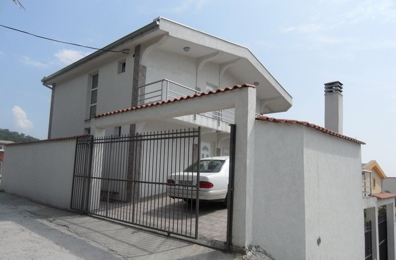 Sutomore: House in Sutomore with sea view<br><br><p>A three-storey house for sale in Sutomore, Bar. The total area of the house is 300 square meters, plot area  