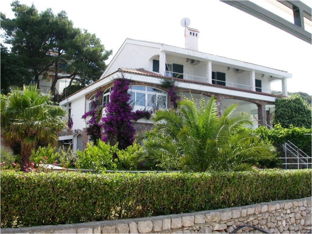 Herceg Novi: Three-storey house with pool in Lustica<br><br><p>The house with the total area of 431.67 m² is situated at an altitude of 71 meters above the sea lev 