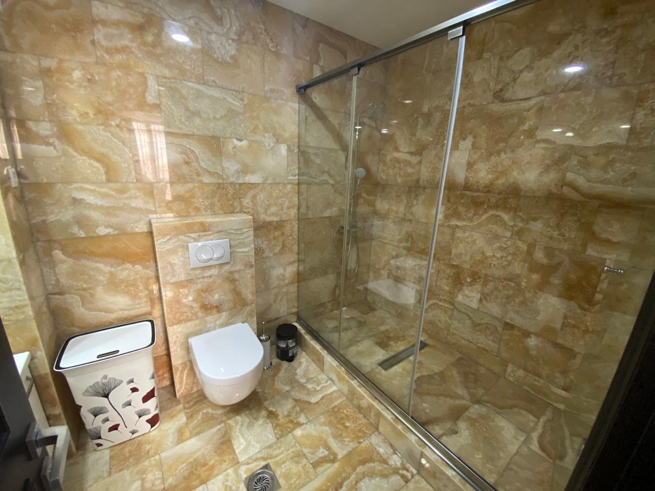 Penthouse in the very center of Budva<br><br><p>Penthouse for sale in the very center of Budva. There are many supermarkets, shops, banks, pharmacies,