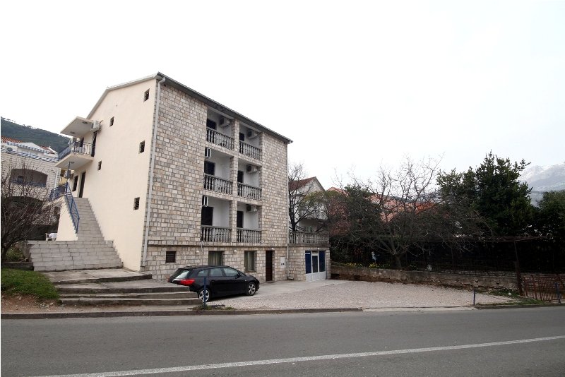 Mini hotel in Budva<br><br><p>House / mini hotel for sale, with a total area of 600 m2. On the plot there is parking for two cars. The house is locate