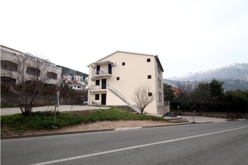 Mini hotel in Budva<br><br><p>House / mini hotel for sale, with a total area of 600 m2. On the plot there is parking for two cars. The house is locate