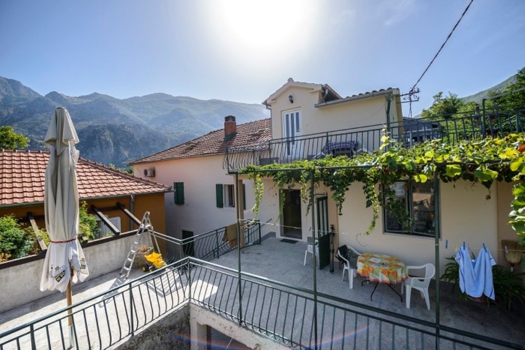 Kotor: Frontline Family Property Near Kotor<br><br><p>House for sale in Muo area, Kotor municipality. Total area of the house is 145 m2, and it is situated o 