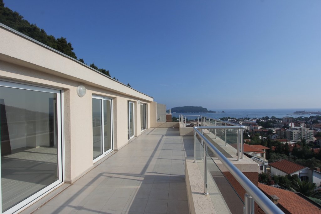 Budva: Apartment with magneficent sea view in Budva<br><br><p>In a quiet area of Budva is for sale an apartment of 101 m2. The apartment is located on the 4t 
