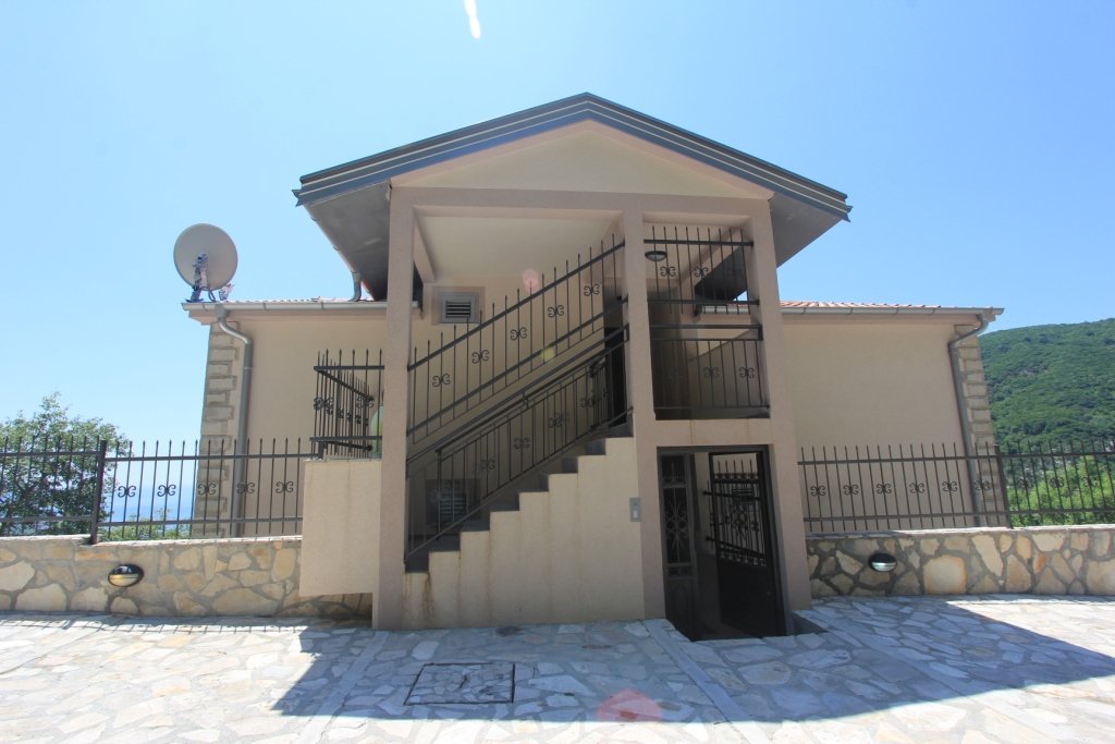 Budva: Villa with pool in Budva<br><br><p>In a quiet area of ​​Budva, remote 1.5 km from the city center, beautiful villa with stunning sea views and Budva f 