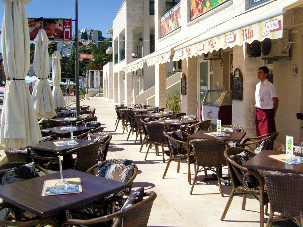 Herceg Novi: A cafe with terrace in Herceg Novi<br><br><p>For sale a cafe with a terrace, located on the seafront (12 meters to the sea). The area of internal prem 