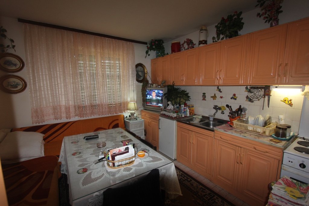 House in Radovici<br><br><p>House for sale with total area of 160 m2, located on a plot of 473 m2, in the wonderful resort of Radovici.&nbsp;
	
 
	
	
