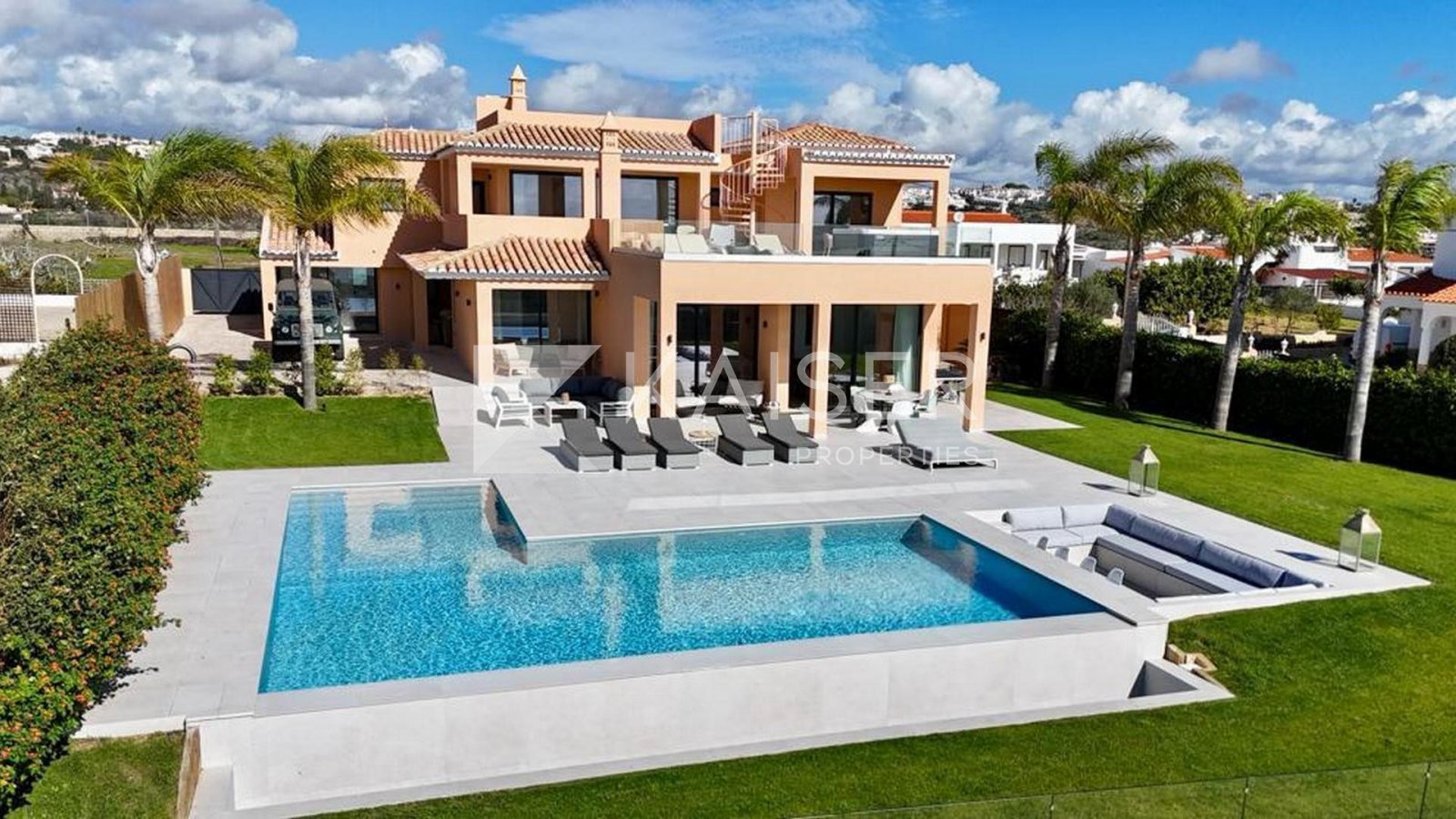 Albufeira: Virtuelle Tour
Luxuriöse moderne Villa im Bau in einzigartiger Lage direkt am Meer. Sehr ruhige Gegend, ideal zum Wandern und Radfahren mit der Möglic 