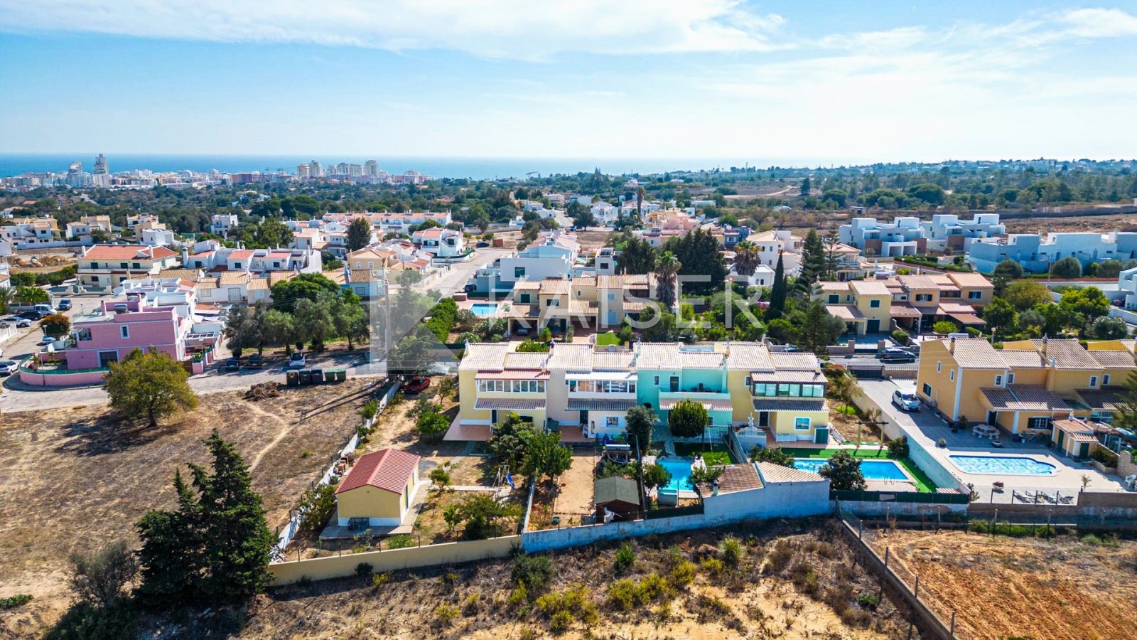 Armação de Pêra: Dieses schöne Stadthaus liegt in einer ruhigen Wohngegend, nur eine kurze Autofahrt vom Zentrum von Armação de Pêra entfernt, wo Sie Geschäfte, Restau 