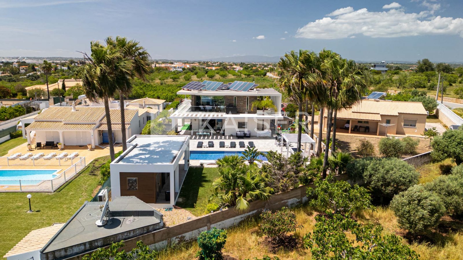 Einzigartige moderne Villa mit 4 (3+1) SZ und fantastischem Meerblick, in ruhiger Hügellage. Cafés, Bars, Restaurants, Supermarkt und Apotheke sind fu