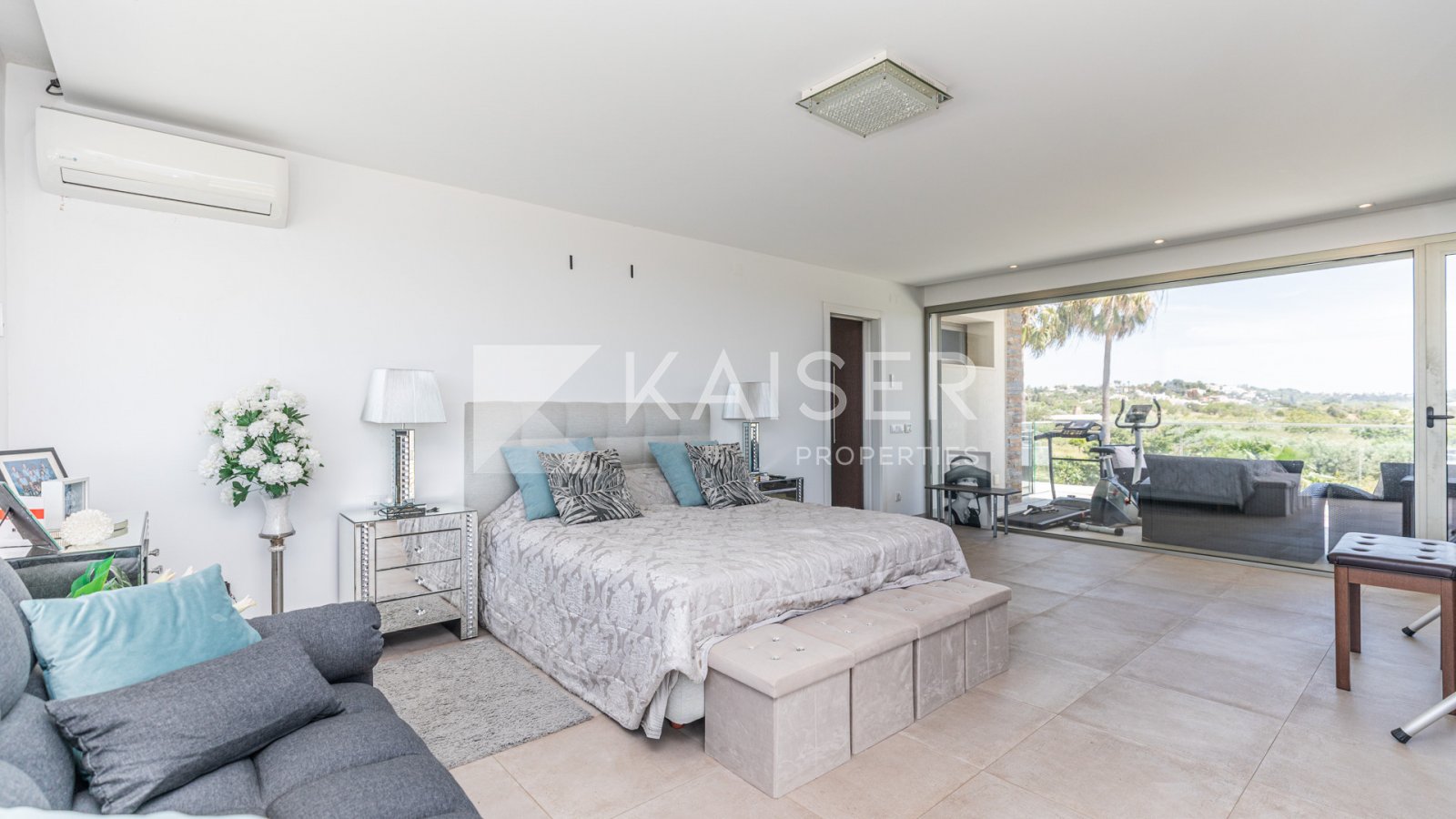 Einzigartige moderne Villa mit 4 (3+1) SZ und fantastischem Meerblick, in ruhiger Hügellage. Cafés, Bars, Restaurants, Supermarkt und Apotheke sind fu