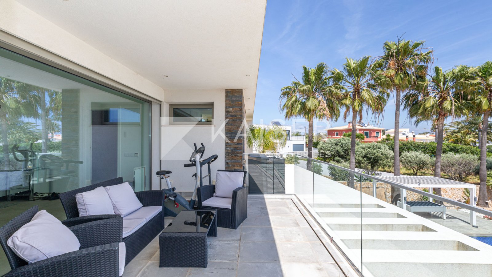 Einzigartige moderne Villa mit 4 (3+1) SZ und fantastischem Meerblick, in ruhiger Hügellage. Cafés, Bars, Restaurants, Supermarkt und Apotheke sind fu