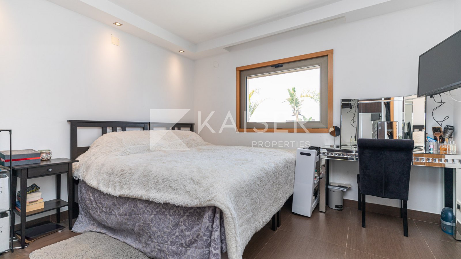 Einzigartige moderne Villa mit 4 (3+1) SZ und fantastischem Meerblick, in ruhiger Hügellage. Cafés, Bars, Restaurants, Supermarkt und Apotheke sind fu