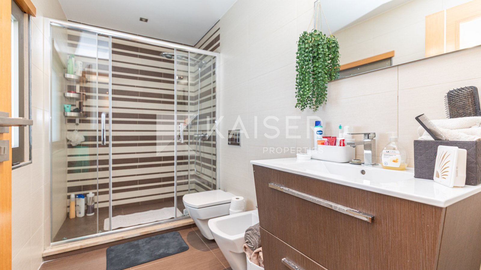 Einzigartige moderne Villa mit 4 (3+1) SZ und fantastischem Meerblick, in ruhiger Hügellage. Cafés, Bars, Restaurants, Supermarkt und Apotheke sind fu