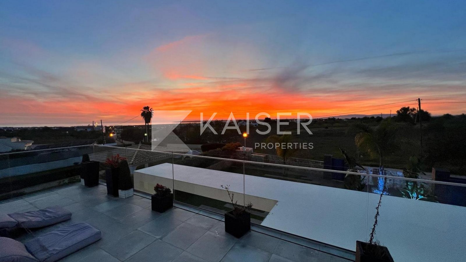 Einzigartige moderne Villa mit 4 (3+1) SZ und fantastischem Meerblick, in ruhiger Hügellage. Cafés, Bars, Restaurants, Supermarkt und Apotheke sind fu