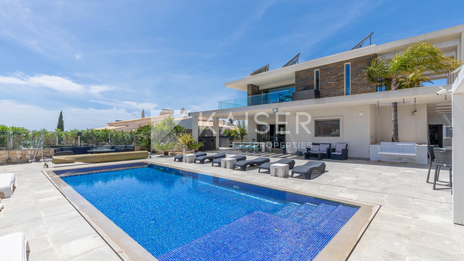 Einzigartige moderne Villa mit 4 (3+1) SZ und fantastischem Meerblick, in ruhiger Hügellage. Cafés, Bars, Restaurants, Supermarkt und Apotheke sind fu