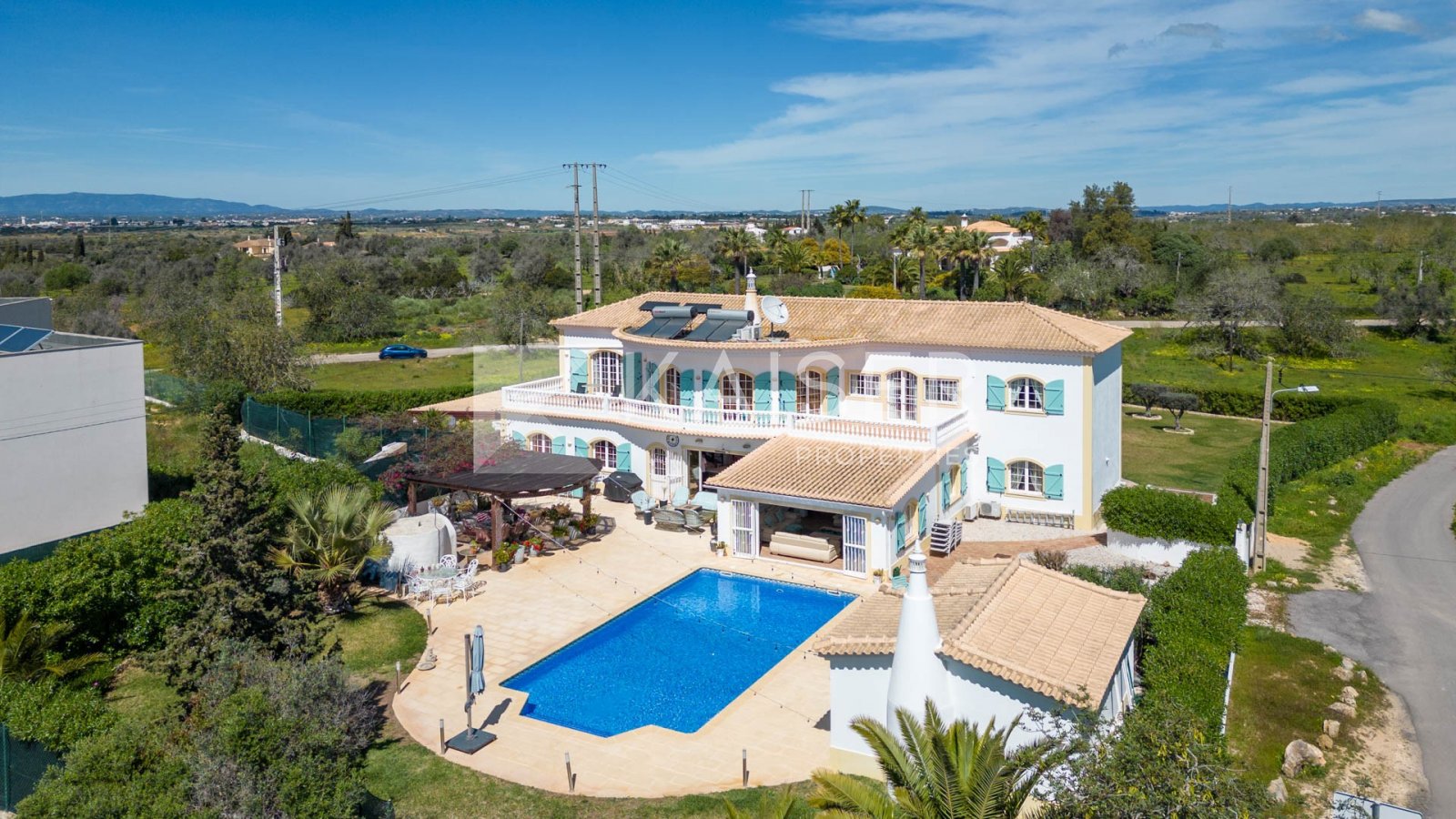 Home Staging
Diese prächtige Villa mit 5 Schlafzimmern in Südlage befindet sich in einer ruhigen und friedlichen Gegend in der Nähe des fantastischen 