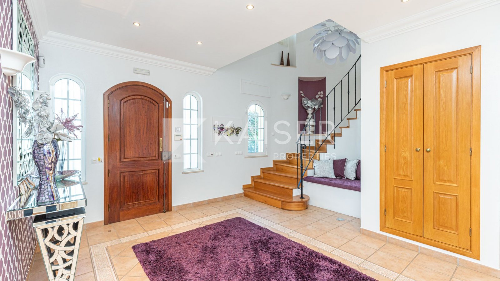 Home Staging
Diese prächtige Villa mit 5 Schlafzimmern in Südlage befindet sich in einer ruhigen und friedlichen Gegend in der Nähe des fantastischen 