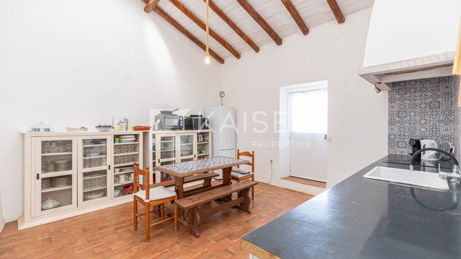 Diese renovierte Villa im Landhausstil mit Blick auf die Landschaft liegt in einer ruhigen ländlichen Gegend, 15 Minuten von der historischen und frie