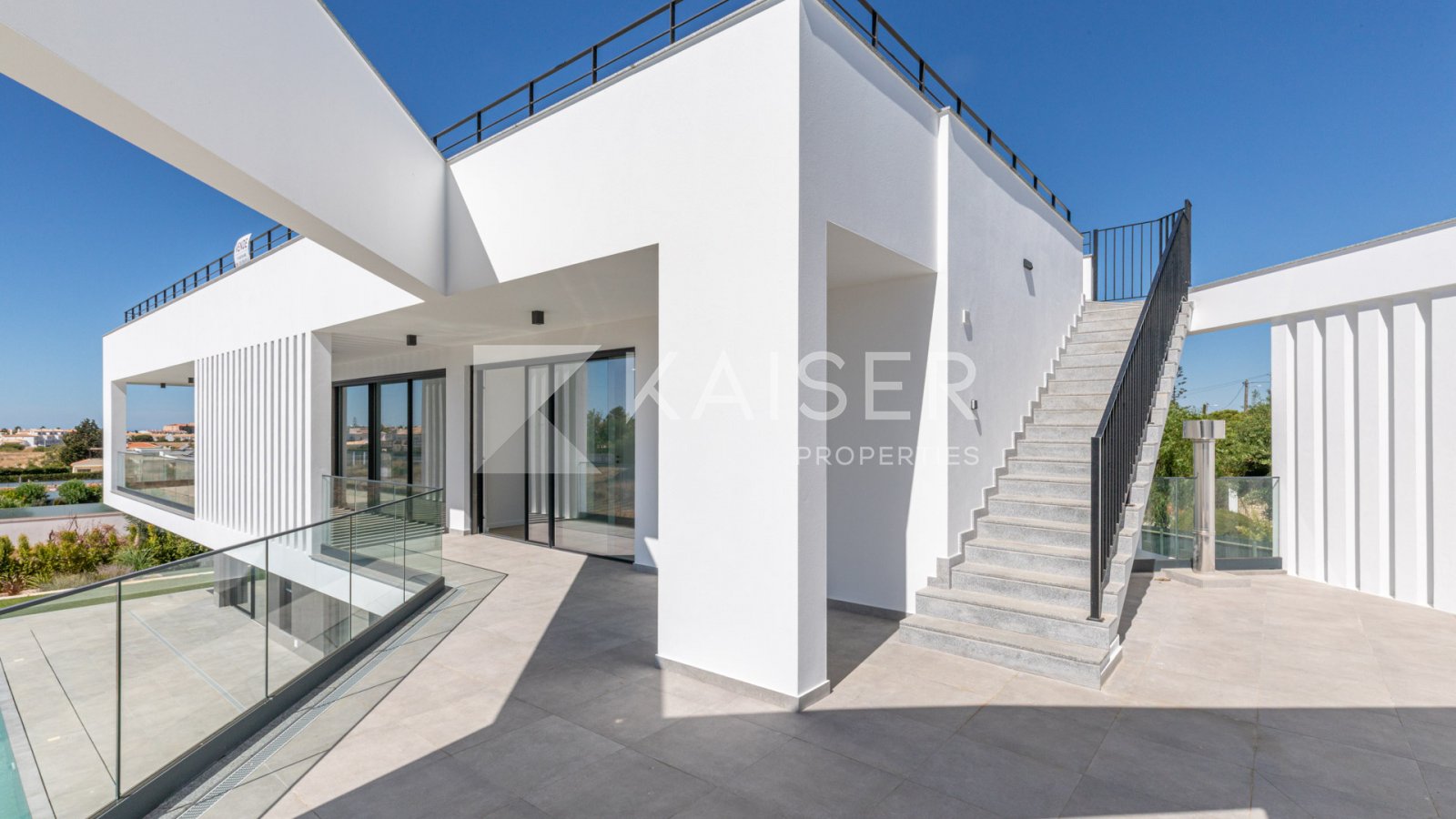 Home Staging
Diese erstaunliche Villa mit zeitgenössischer Architektur bietet freie Aussicht und hochwertige Ausstattung. Sie befindet sich in einer r