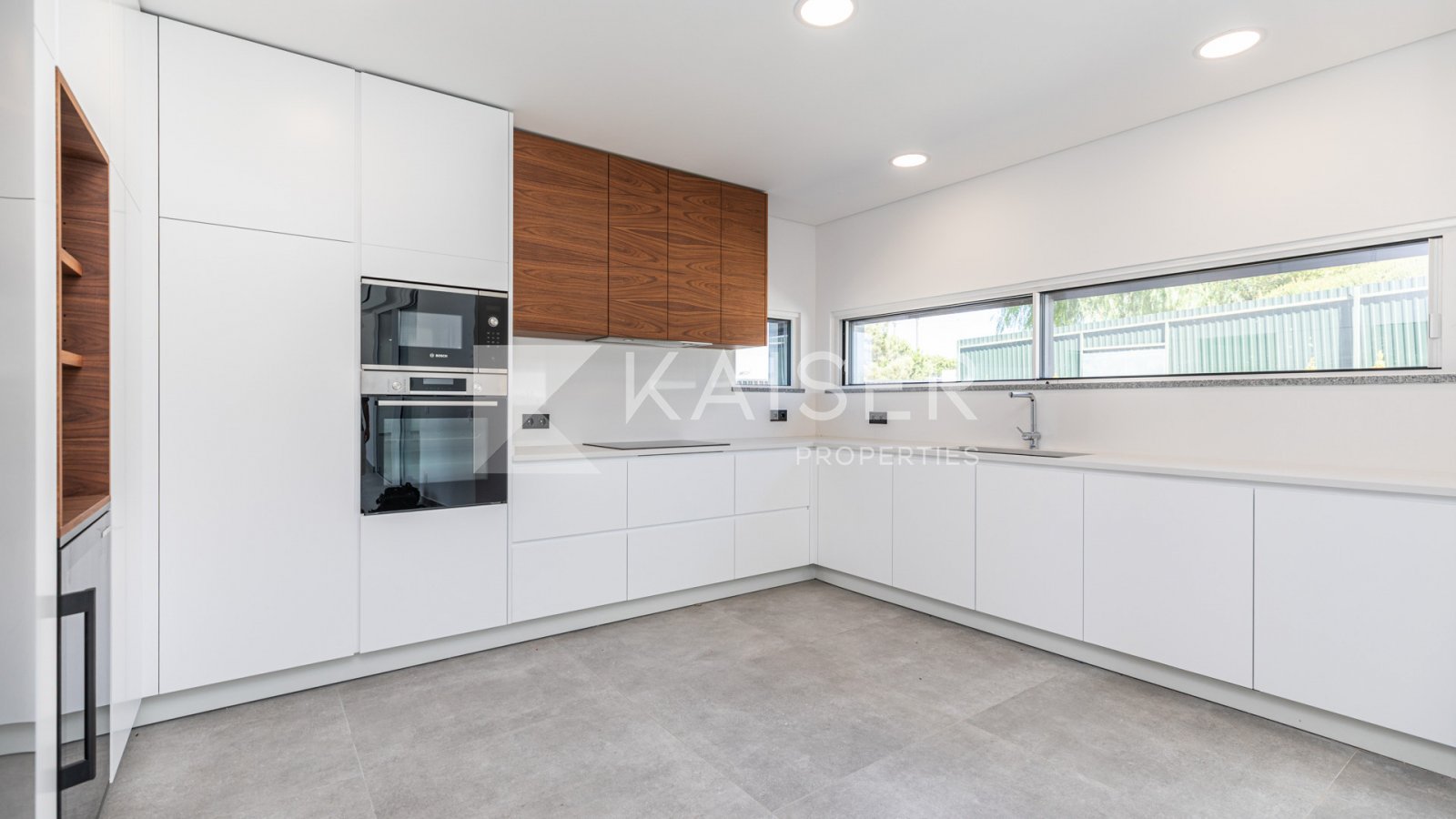 Home Staging
Diese erstaunliche Villa mit zeitgenössischer Architektur bietet freie Aussicht und hochwertige Ausstattung. Sie befindet sich in einer r