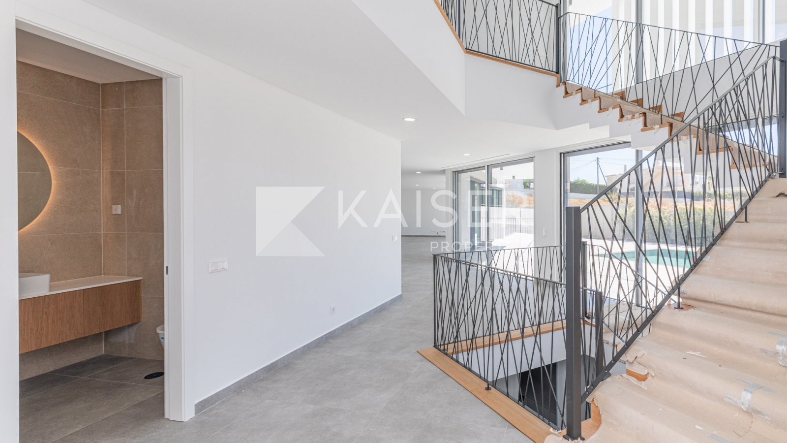 Home Staging
Diese erstaunliche Villa mit zeitgenössischer Architektur bietet freie Aussicht und hochwertige Ausstattung. Sie befindet sich in einer r