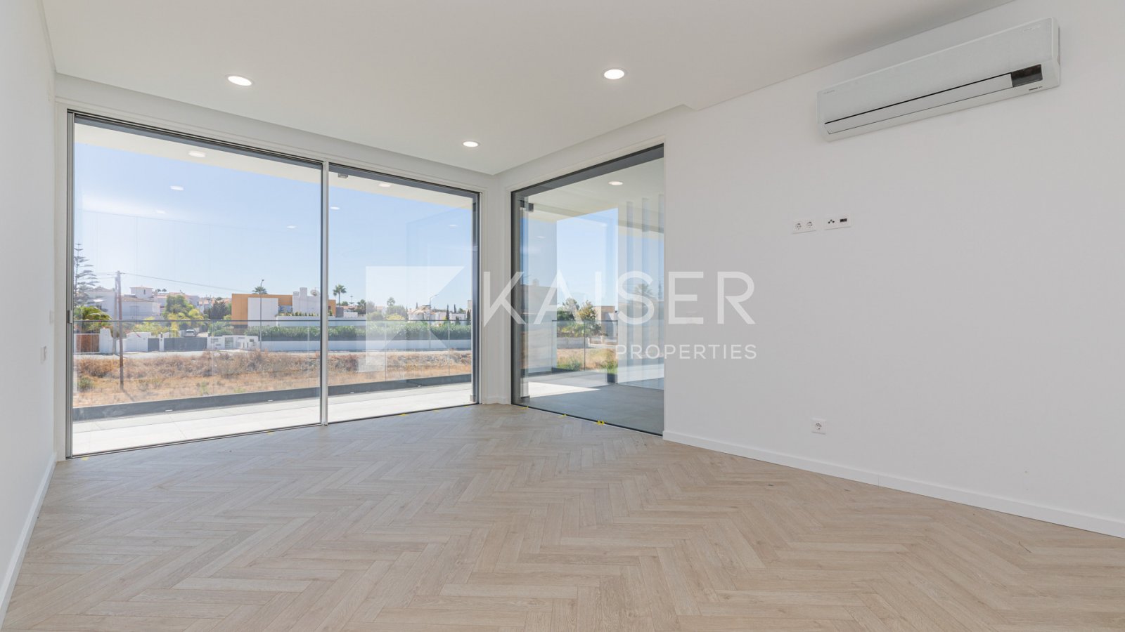 Home Staging
Diese erstaunliche Villa mit zeitgenössischer Architektur bietet freie Aussicht und hochwertige Ausstattung. Sie befindet sich in einer r