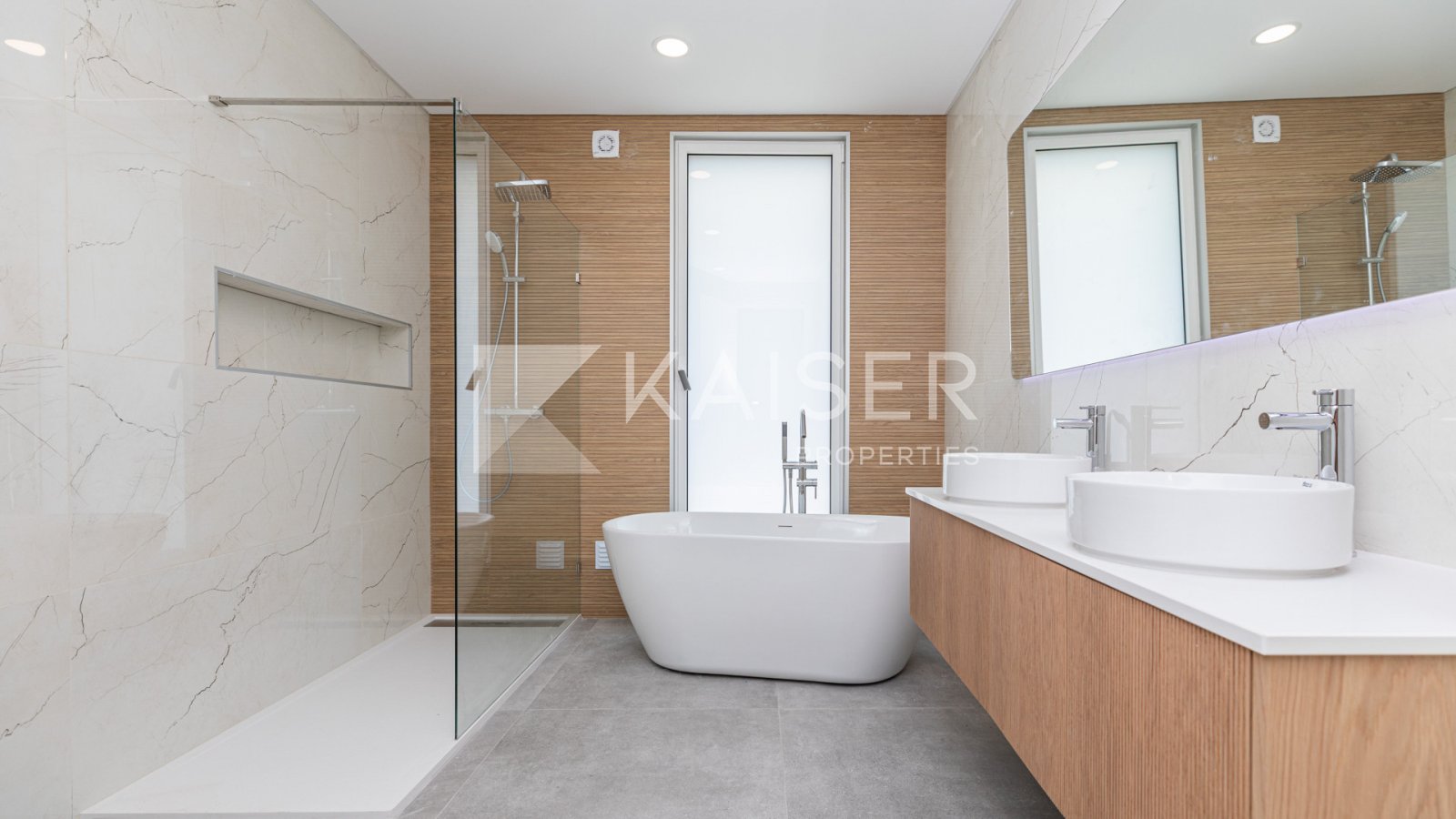 Home Staging
Diese erstaunliche Villa mit zeitgenössischer Architektur bietet freie Aussicht und hochwertige Ausstattung. Sie befindet sich in einer r