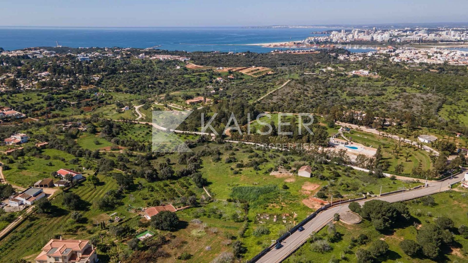 Ferragudo: 
Dieses fabelhafte Grundstück mit 4.690 m² befindet sich in der Nähe der Gemeinde Ferragudo, nicht weit von mehreren Annehmlichkeiten wie Restaurants, 