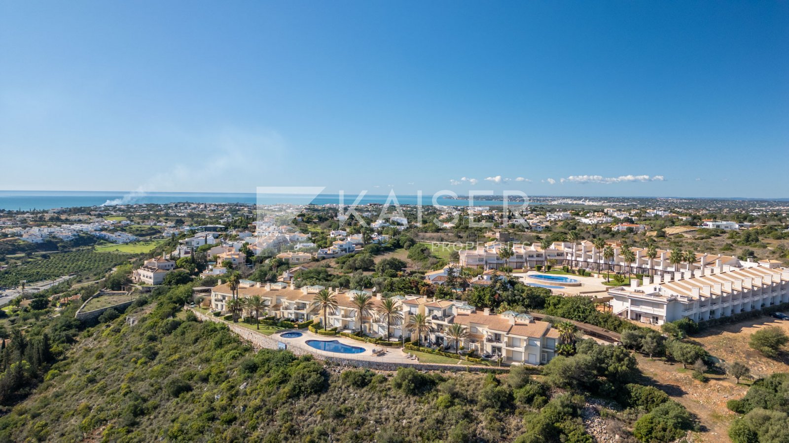 Eingebettet in eine exklusive, private Hanglage, bietet diese Residenz eine wahrhaft privilegierte Lage mit atemberaubendem Panoramablick über die Küs