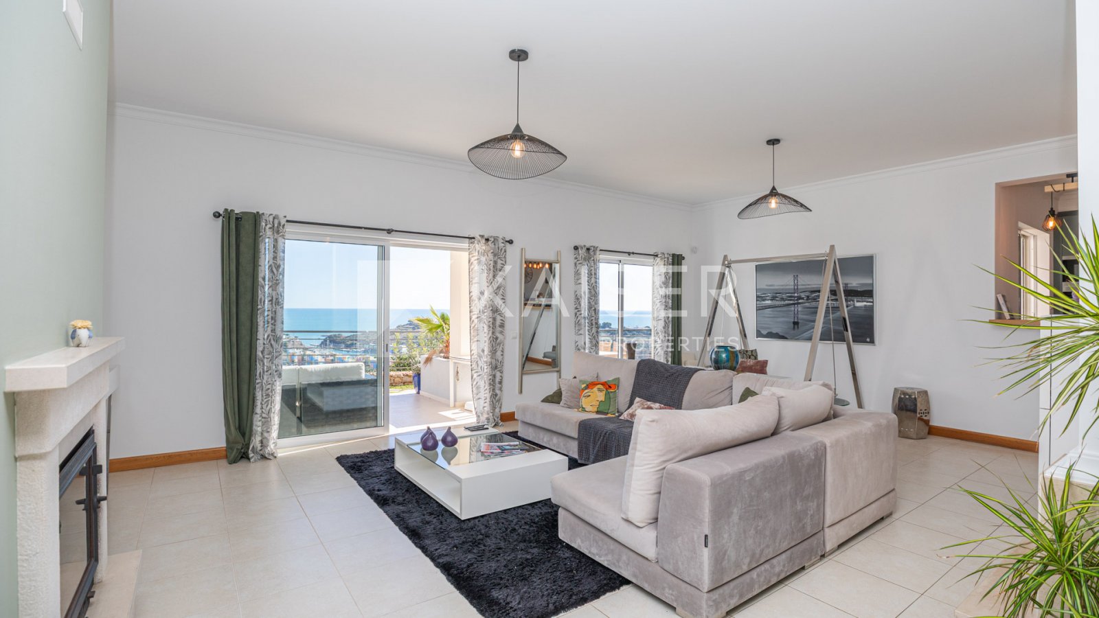 Eingebettet in eine exklusive, private Hanglage, bietet diese Residenz eine wahrhaft privilegierte Lage mit atemberaubendem Panoramablick über die Küs