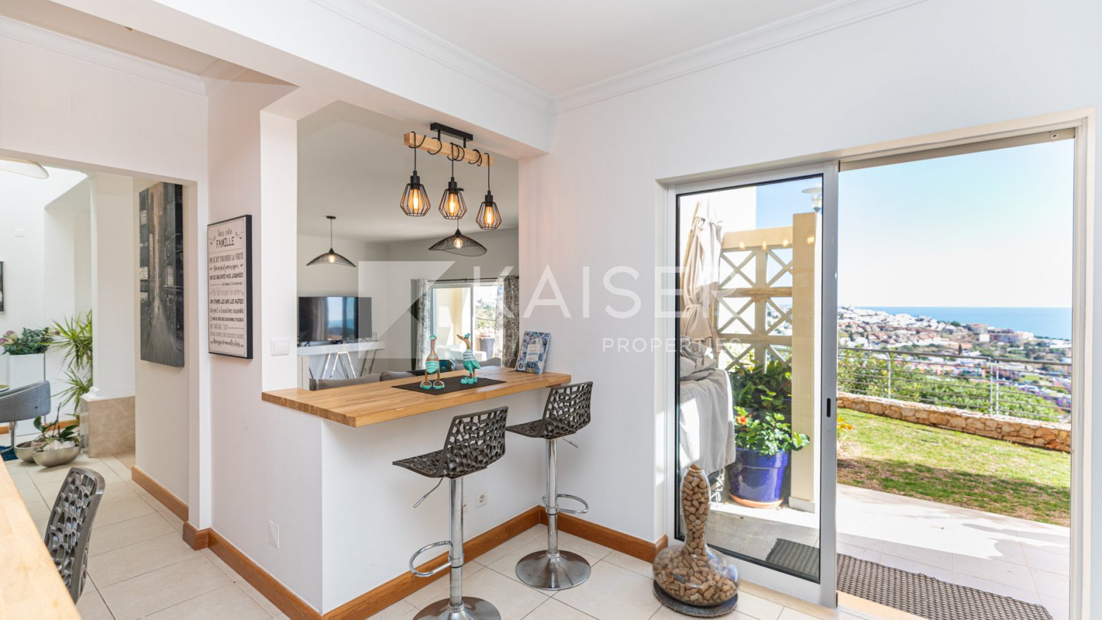 Eingebettet in eine exklusive, private Hanglage, bietet diese Residenz eine wahrhaft privilegierte Lage mit atemberaubendem Panoramablick über die Küs