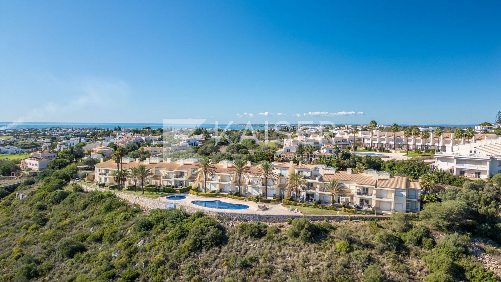 Eingebettet in eine exklusive, private Hanglage, bietet diese Residenz eine wahrhaft privilegierte Lage mit atemberaubendem Panoramablick über die Küs