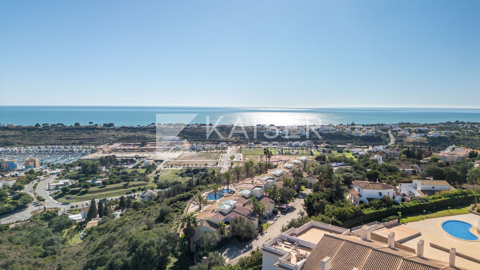 Eingebettet in eine exklusive, private Hanglage, bietet diese Residenz eine wahrhaft privilegierte Lage mit atemberaubendem Panoramablick über die Küs