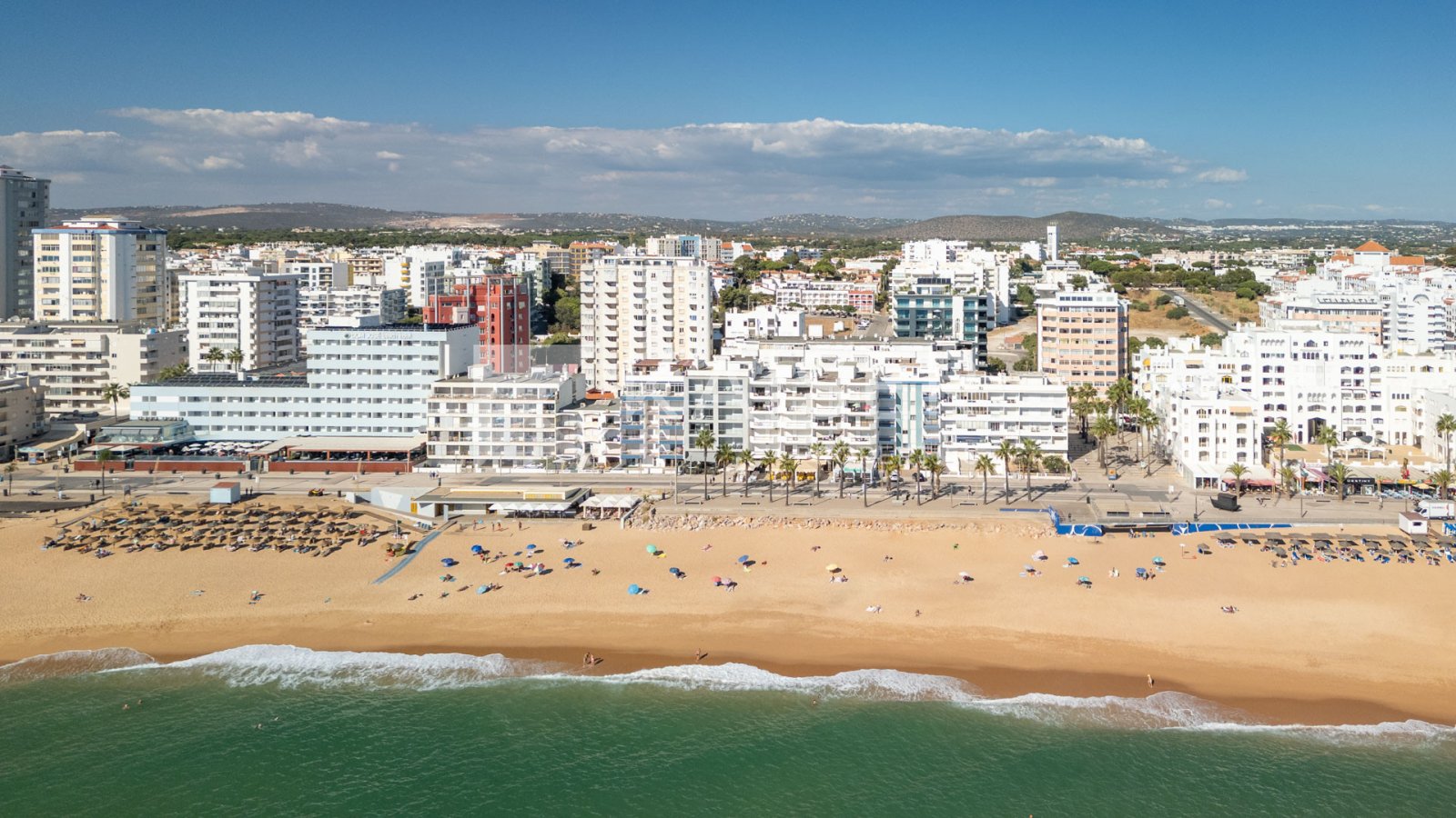 Entdecken Sie dieses wunderschön renovierte, nach Süden ausgerichtete Apartment mit einem atemberaubenden Blick auf den unberührten Strand von Quartei
