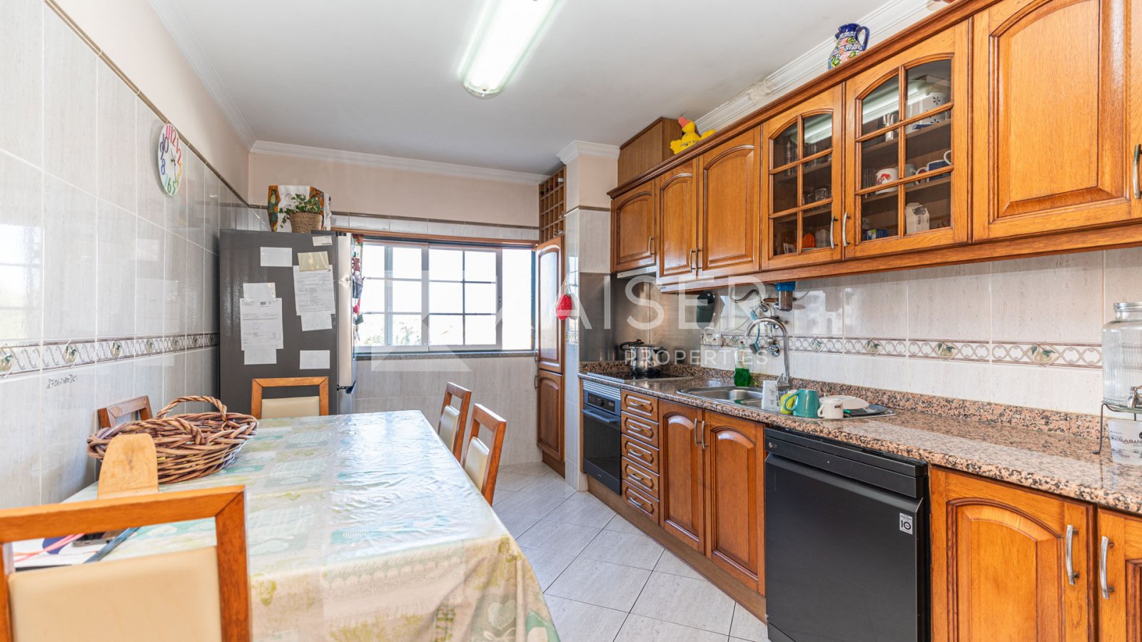 Dieses Apartment in Ferreiras bietet die perfekte Kombination aus Komfort und Lage. In einer ruhigen Gegend gelegen, bietet es einfachen Zugang zu lok