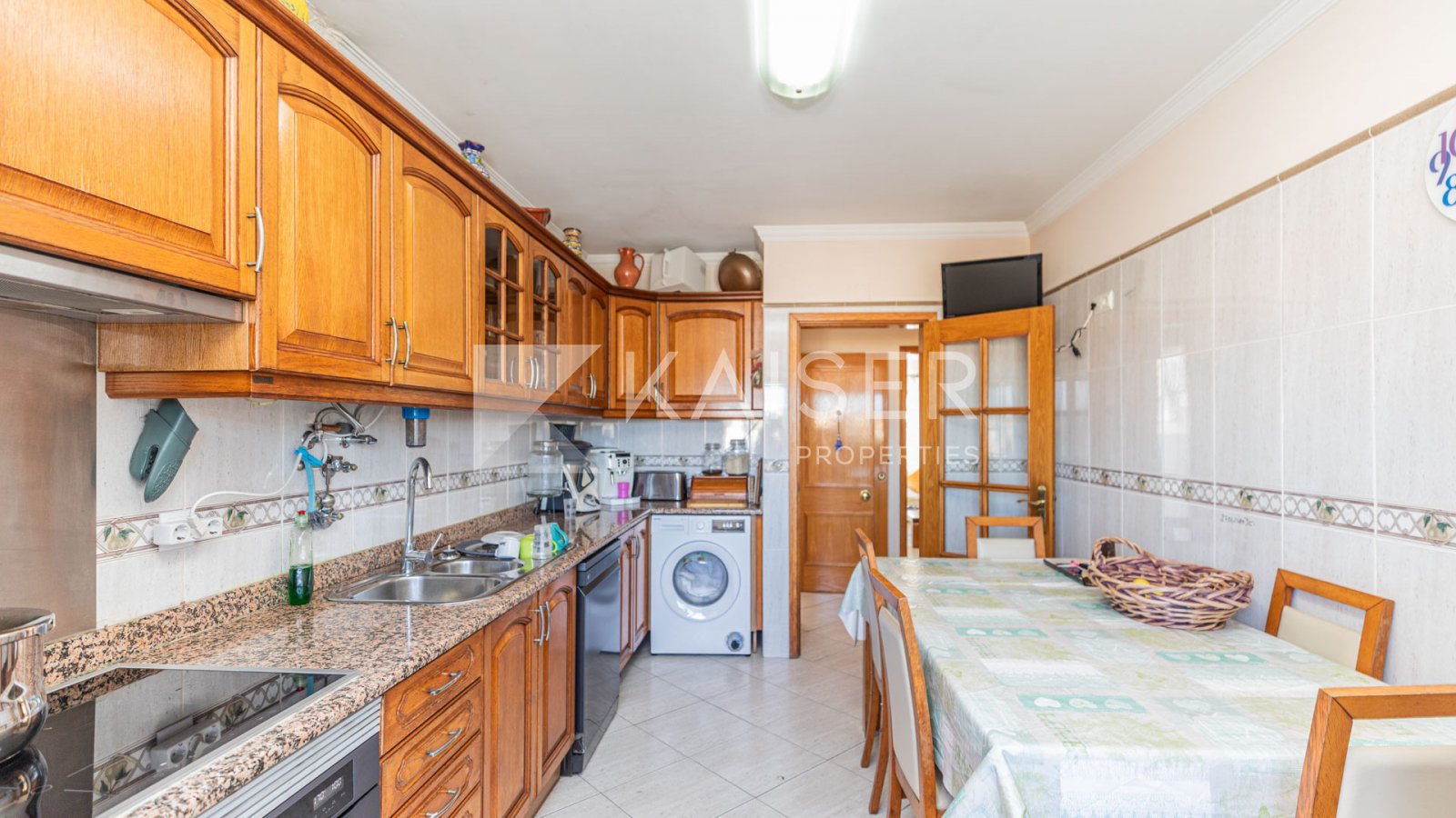 Dieses Apartment in Ferreiras bietet die perfekte Kombination aus Komfort und Lage. In einer ruhigen Gegend gelegen, bietet es einfachen Zugang zu lok