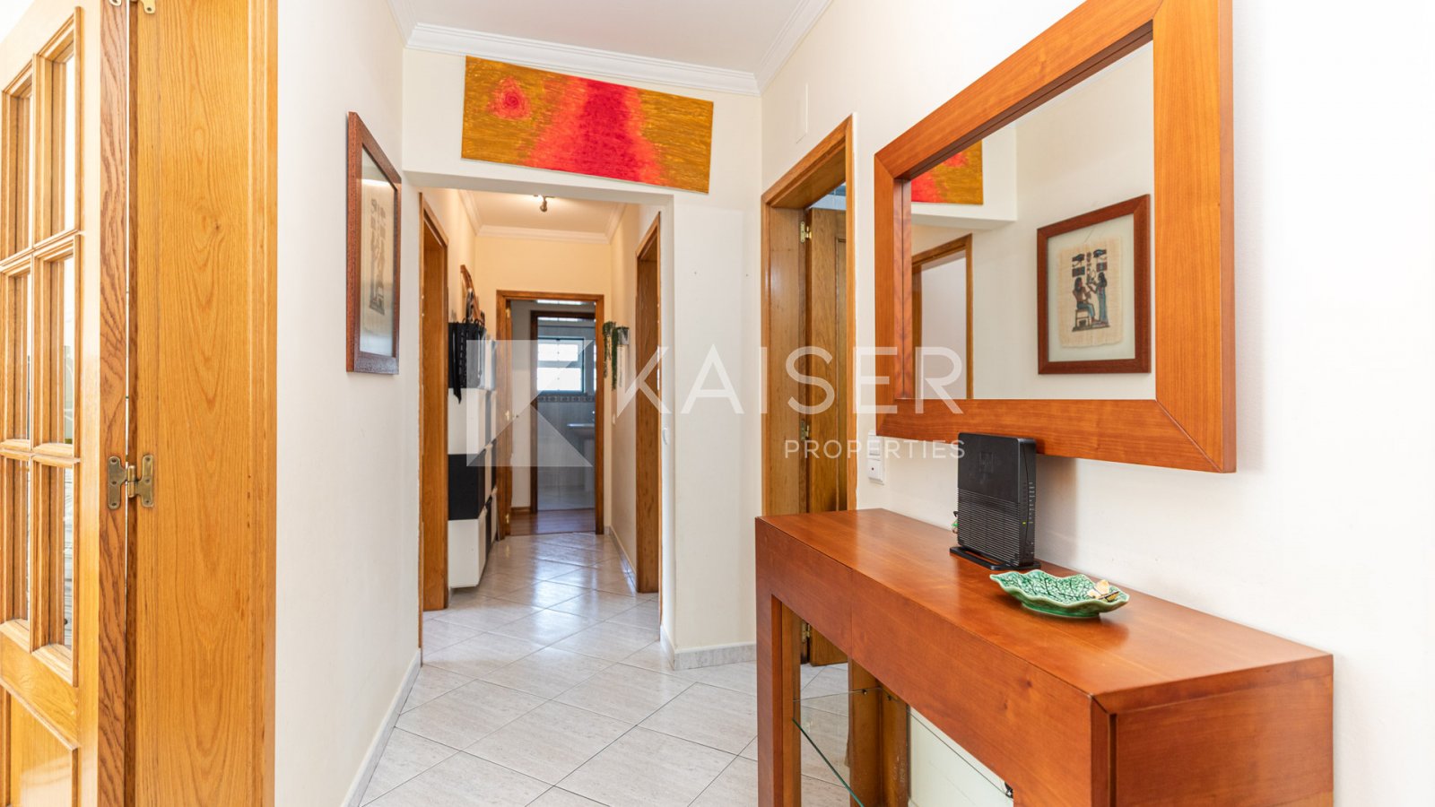 Dieses Apartment in Ferreiras bietet die perfekte Kombination aus Komfort und Lage. In einer ruhigen Gegend gelegen, bietet es einfachen Zugang zu lok