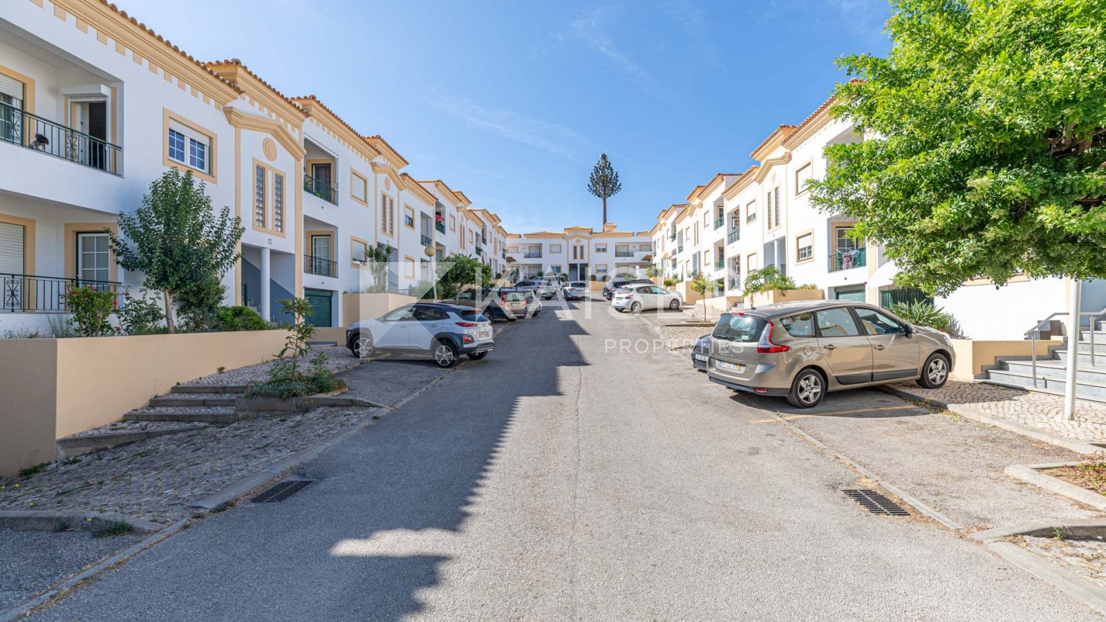 Dieses Apartment in Ferreiras bietet die perfekte Kombination aus Komfort und Lage. In einer ruhigen Gegend gelegen, bietet es einfachen Zugang zu lok