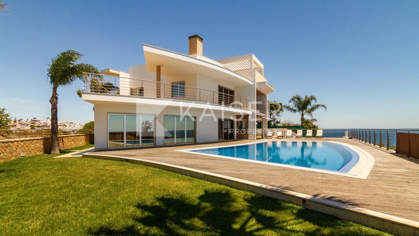 Albufeira: Diese prächtige Villa mit moderner Architektur und einem fantastischen 360-Grad-Blick über Land und Meer liegt in einer exklusiven Gegend von Albufeir 