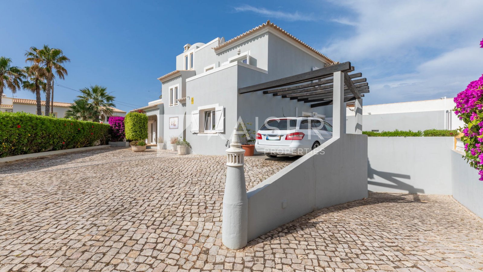 Elegante, nach Süden ausgerichtete Villa mit privatem Pool und Garage in bester Lage, nur wenige Schritte vom Strand entfernt, mit bezauberndem Meerbl