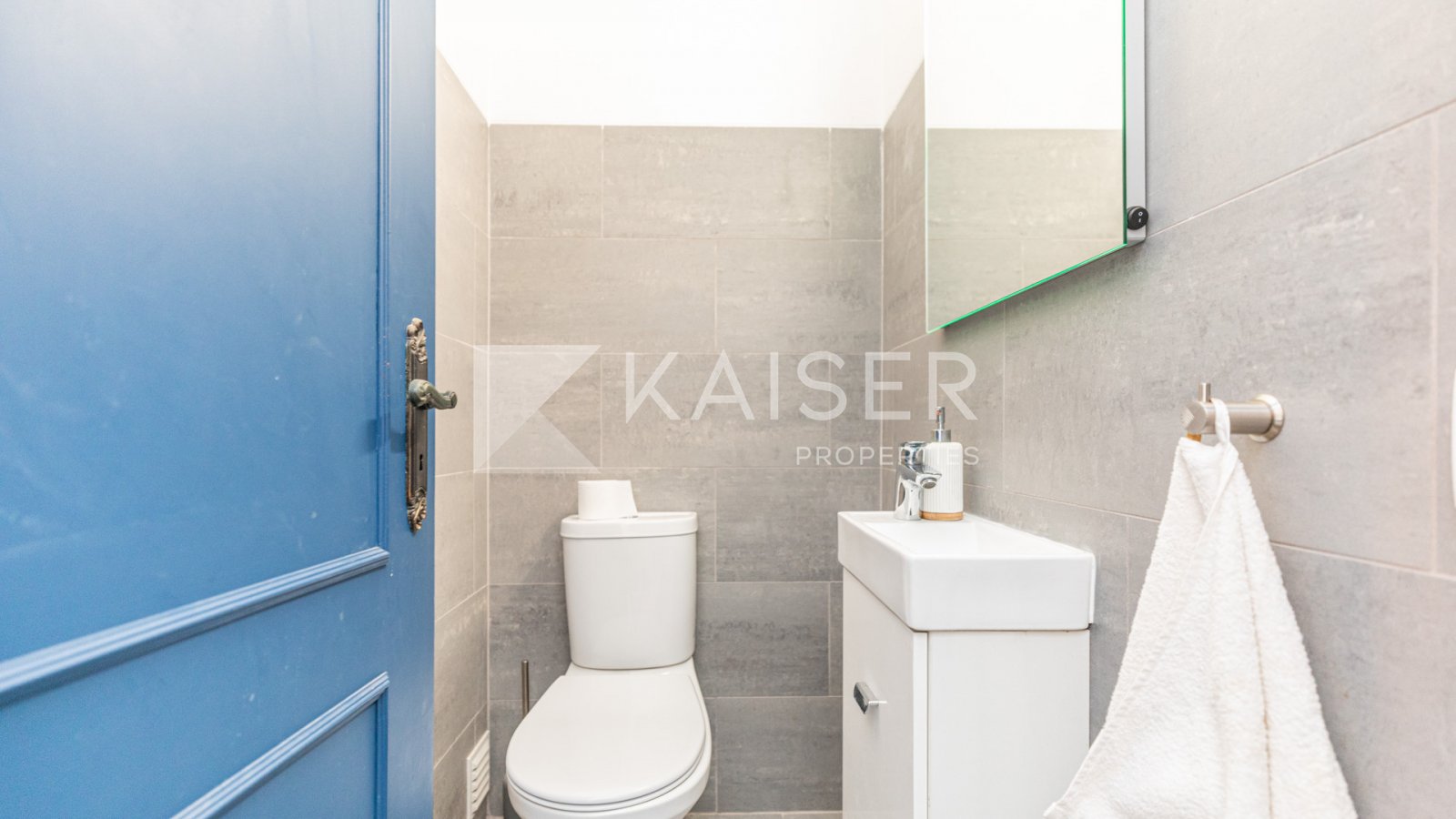 Elegante, nach Süden ausgerichtete Villa mit privatem Pool und Garage in bester Lage, nur wenige Schritte vom Strand entfernt, mit bezauberndem Meerbl