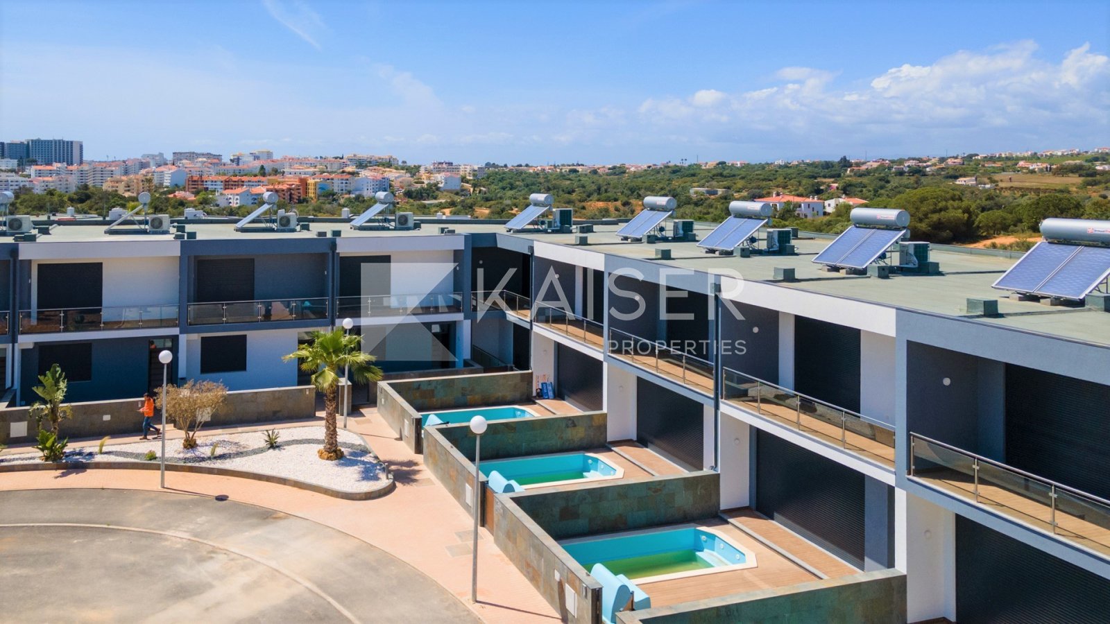 Albufeira: Dieses moderne Stadthaus mit 3 Schlafzimmern, privatem Pool, Balkon und Garage zeichnet sich durch hochwertige Verarbeitung und Konstruktion, moderne  