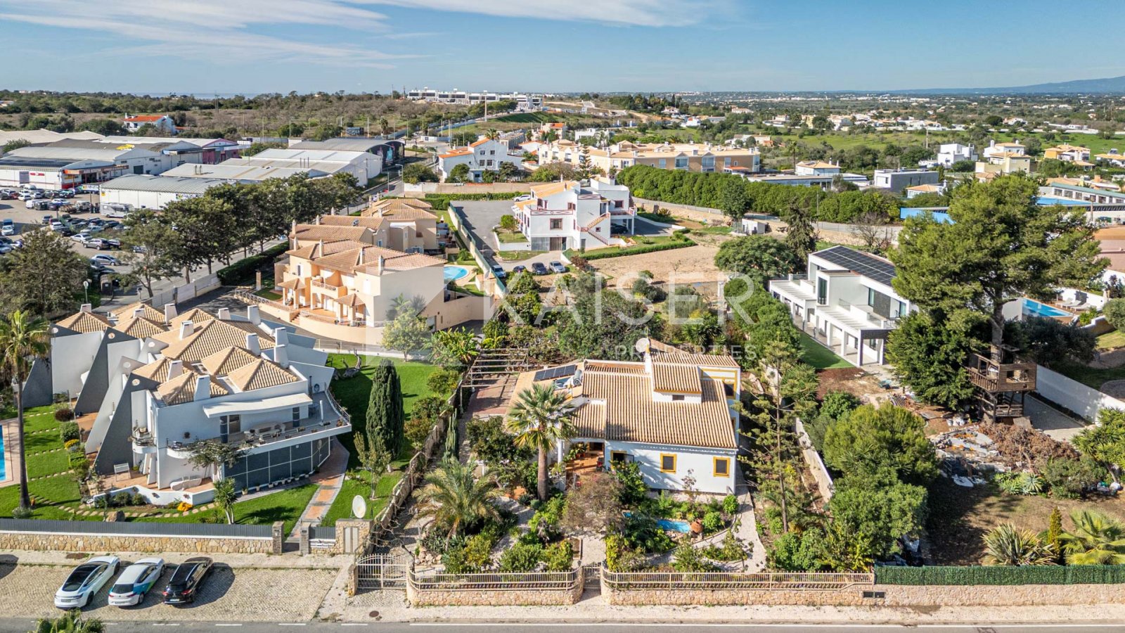 Dieses Anwesen verfügt über einen wunderschön angelegten Garten mit verschiedenen Pflanzen und Obstbäumen. Es verfügt über eine große Terrasse, die vo