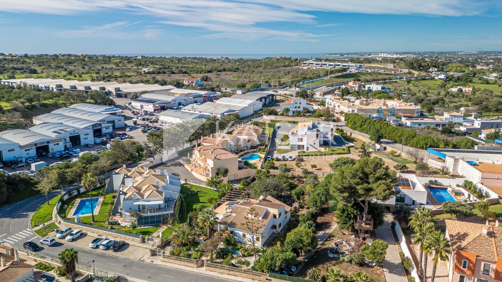 Dieses Anwesen verfügt über einen wunderschön angelegten Garten mit verschiedenen Pflanzen und Obstbäumen. Es verfügt über eine große Terrasse, die vo