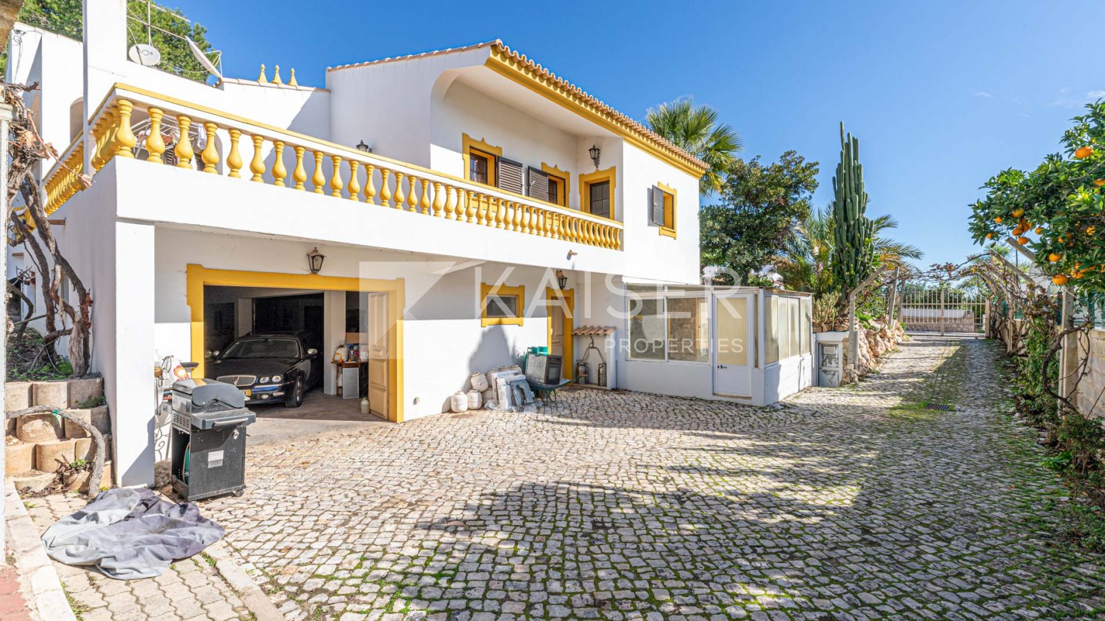 Dieses Anwesen verfügt über einen wunderschön angelegten Garten mit verschiedenen Pflanzen und Obstbäumen. Es verfügt über eine große Terrasse, die vo